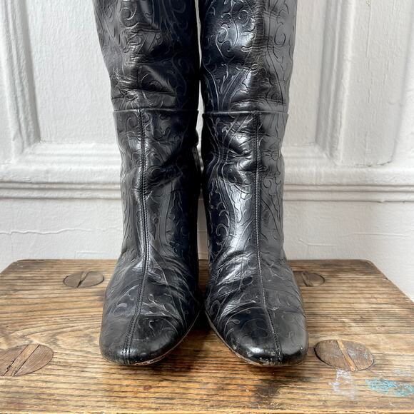 DKNY VTG 90s Embossed Leather Riding Boots Floral Motif Stacked Heel 7.5 Italy - Picture 5 of 11